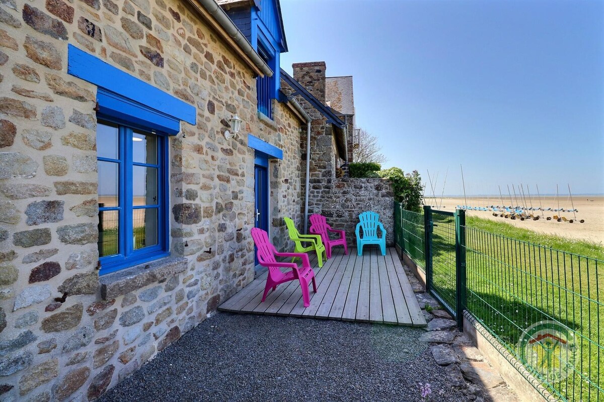 House with sea view, direct access to the beach