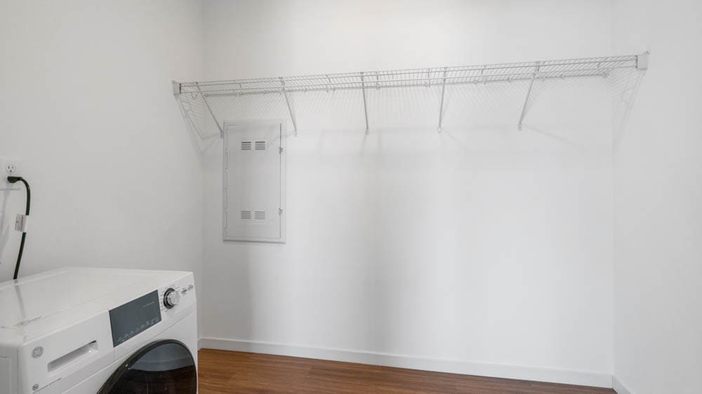 Simple Studio W/Balcony Overlooking Downtown EC