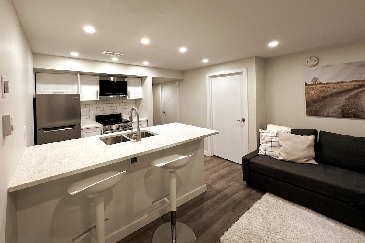 New Luxury 2 Bedroom Home (700 sq ft) + Parking