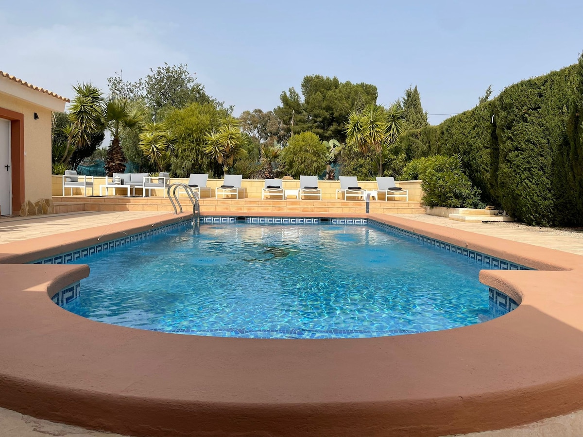 Beautiful villa and pool, ideal for 2 families