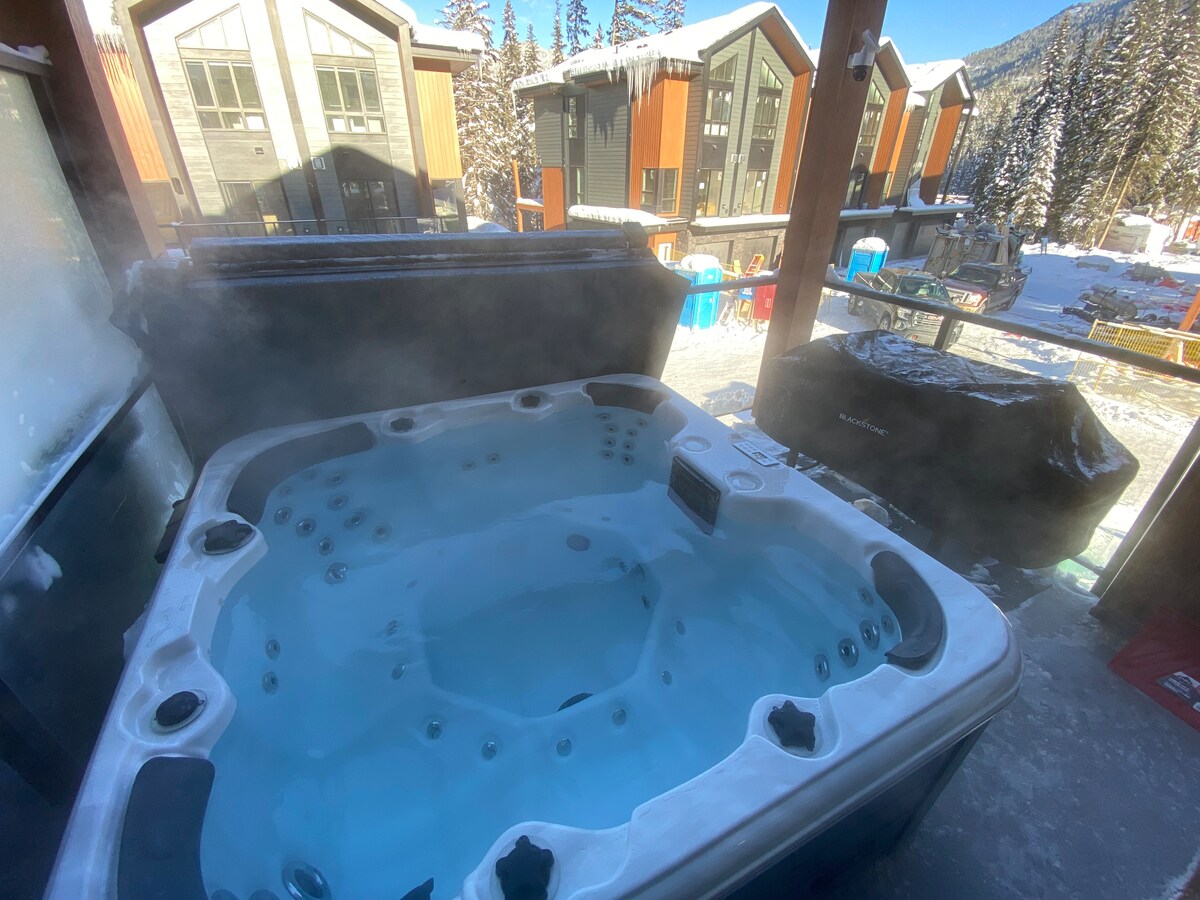 Brand new, ski in/out, private hot tub, sleeps 10