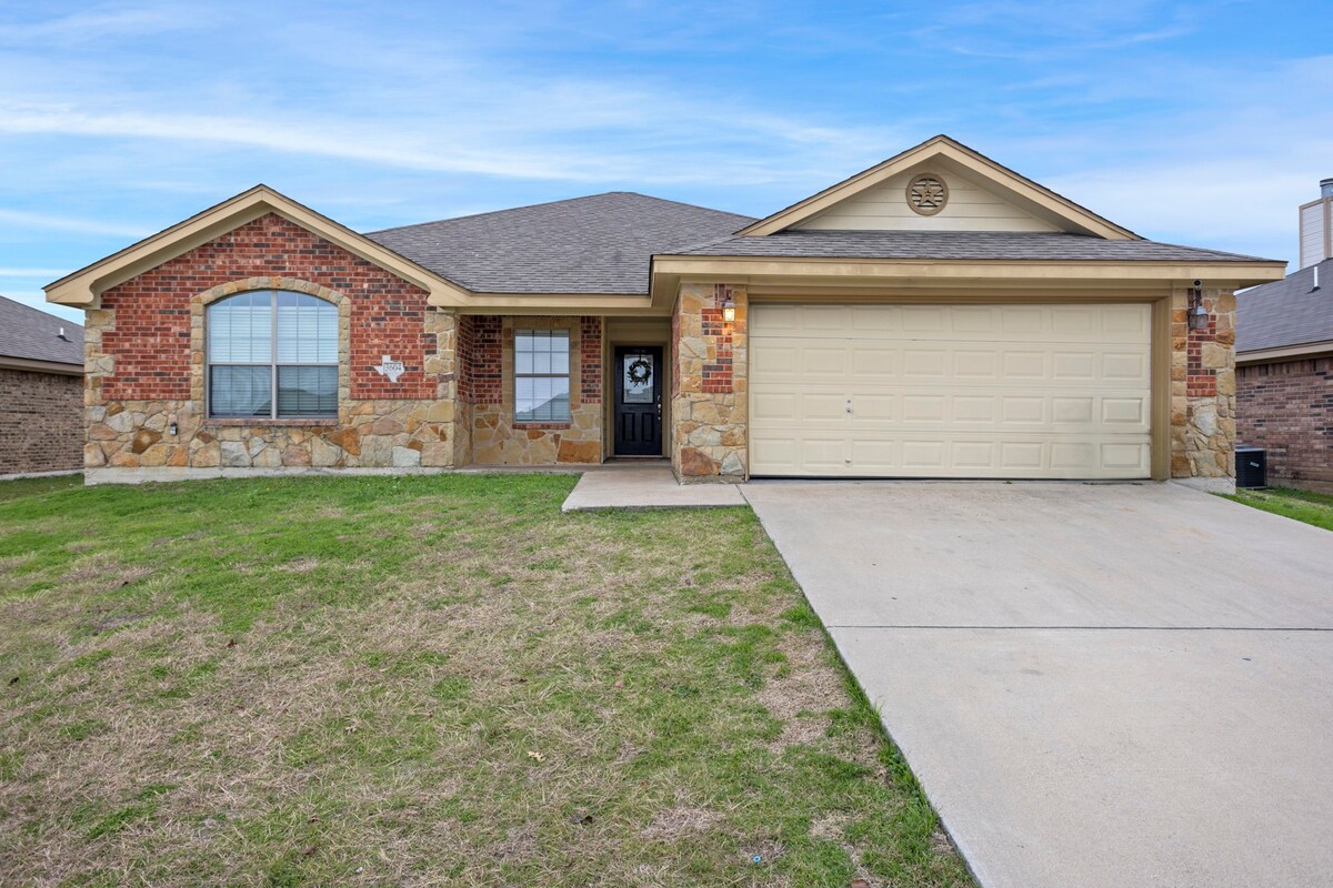 Hillside Hideaway: Inside Charm | 4 bed + 2 bath