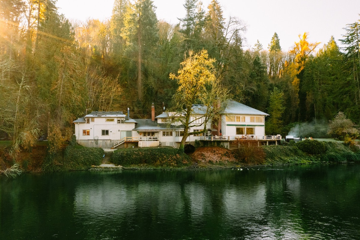 Luxurious Riverfront GuestHouse, Sauna & HotTub.