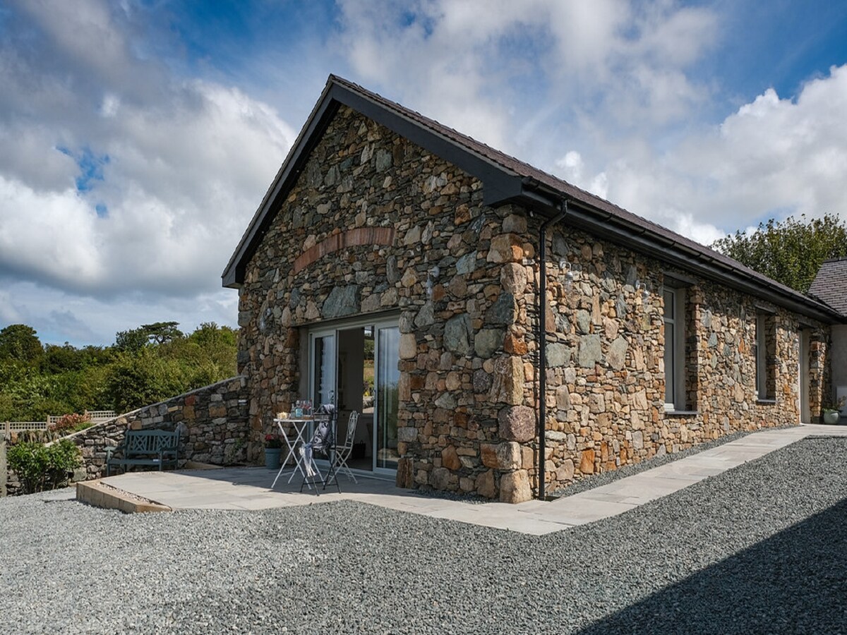 Bespoke Stone Cottage with spectacular sea views