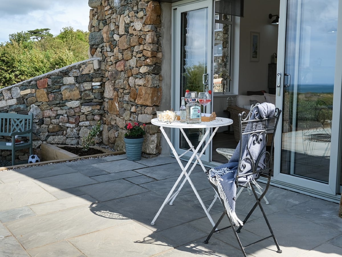 Bespoke Stone Cottage with spectacular sea views