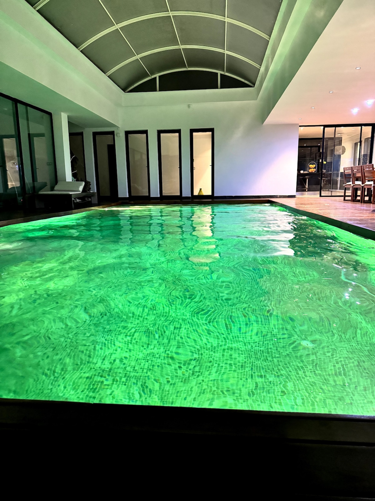 客人可在室内温水游泳池放轻松。