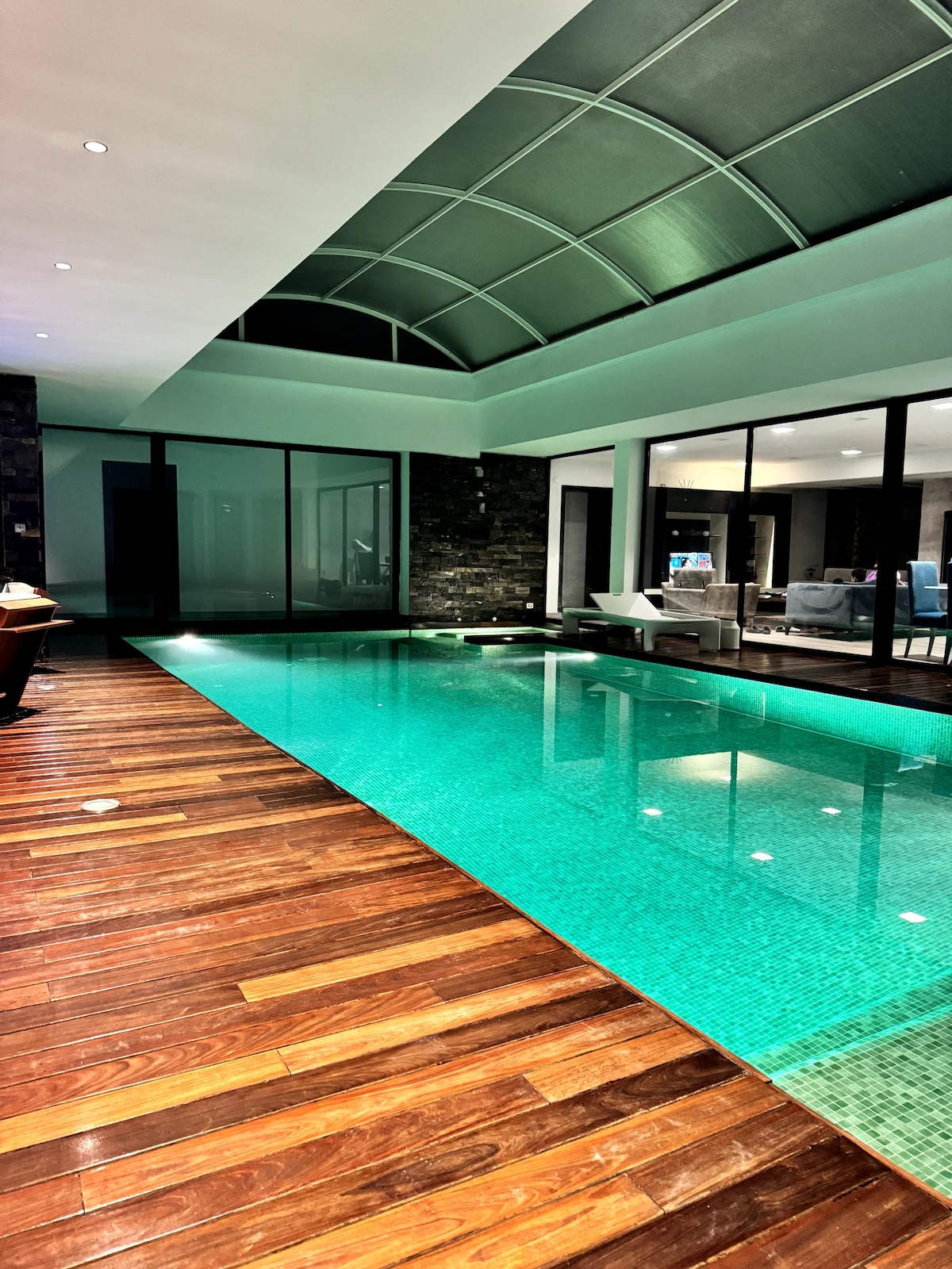 客人可在室内温水游泳池放轻松。