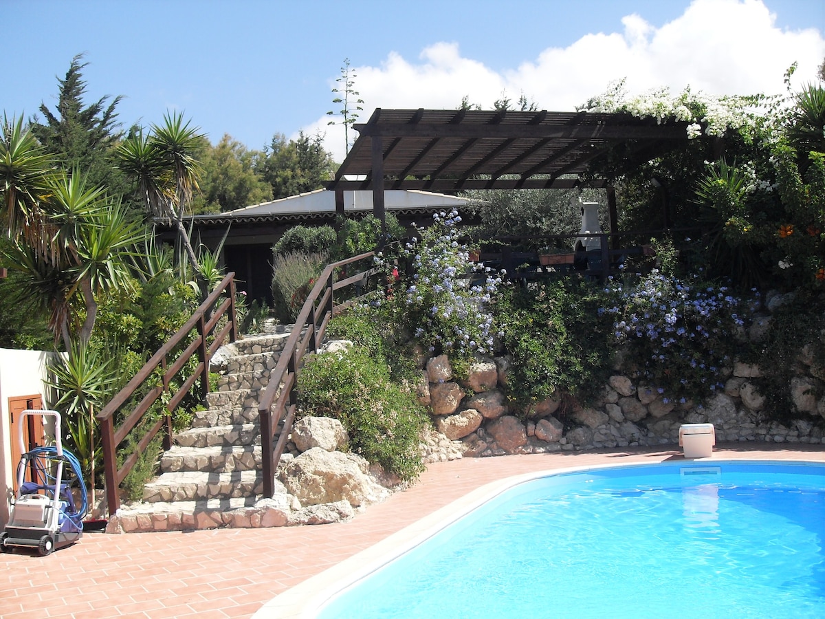 Giallonardo-Villa con piscina