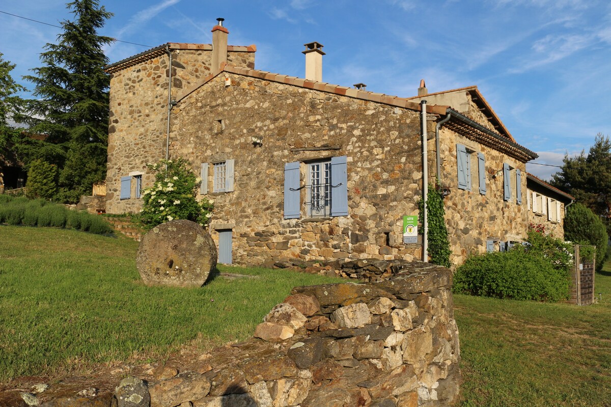 位于乡村美丽的7p石头Ardèche House