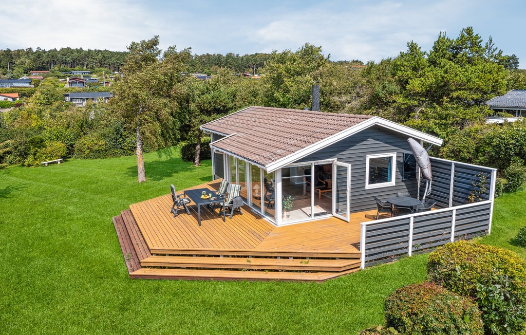 Beautiful cottage with sea view in lovely nature