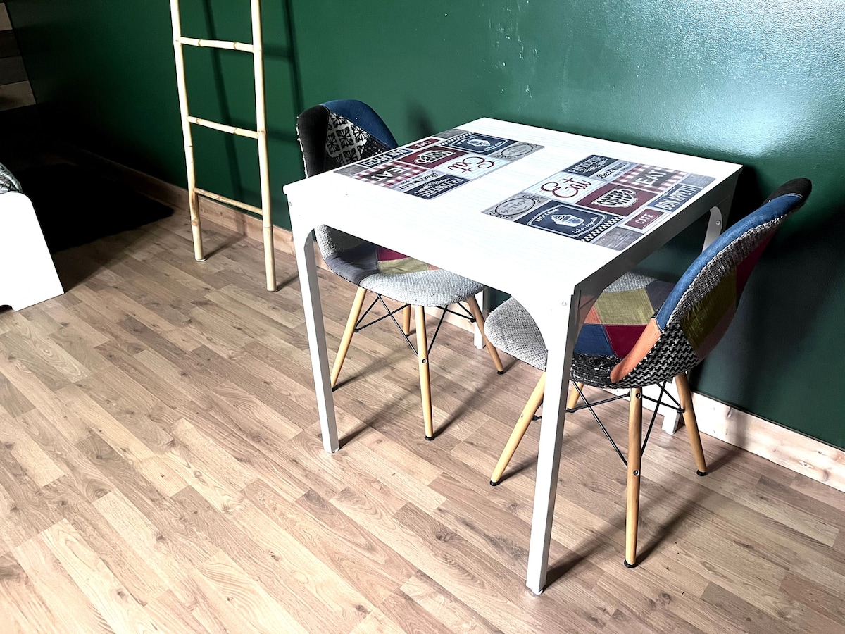 Kamer in huis met natuurtuin