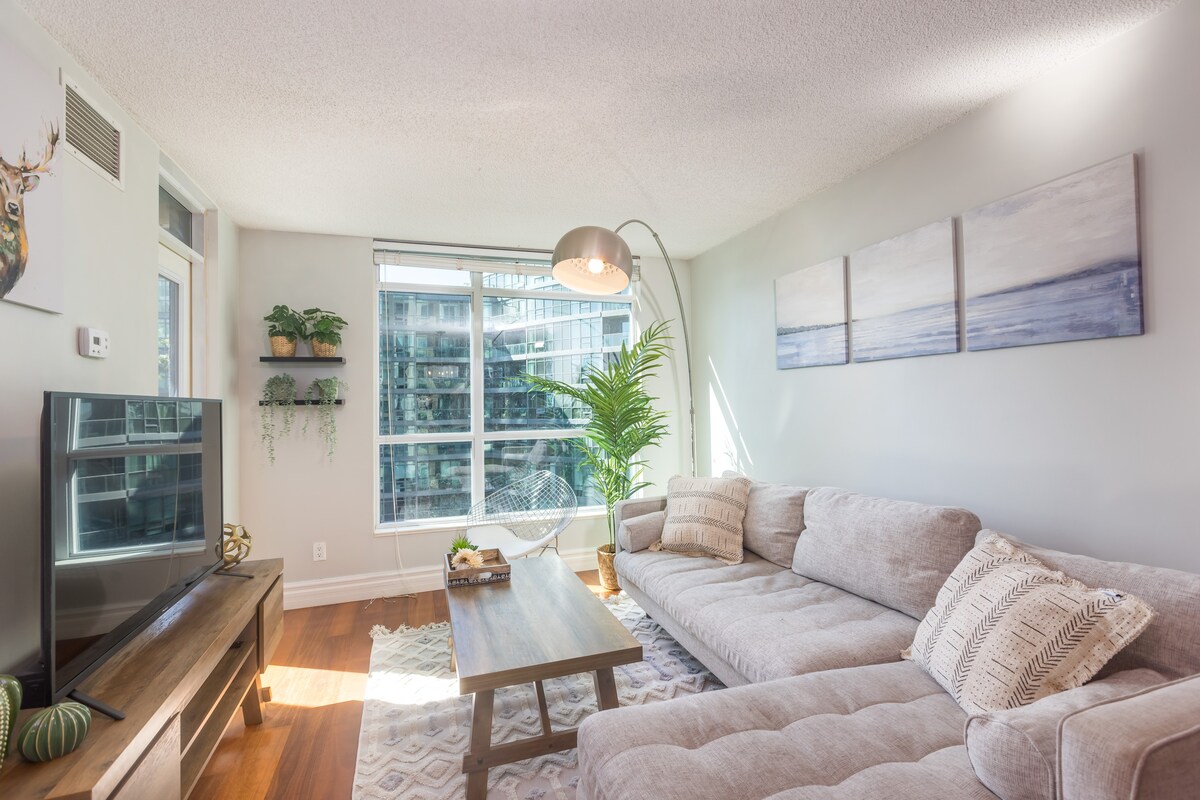 Stylish Condo Downtown + 1 Free Parking