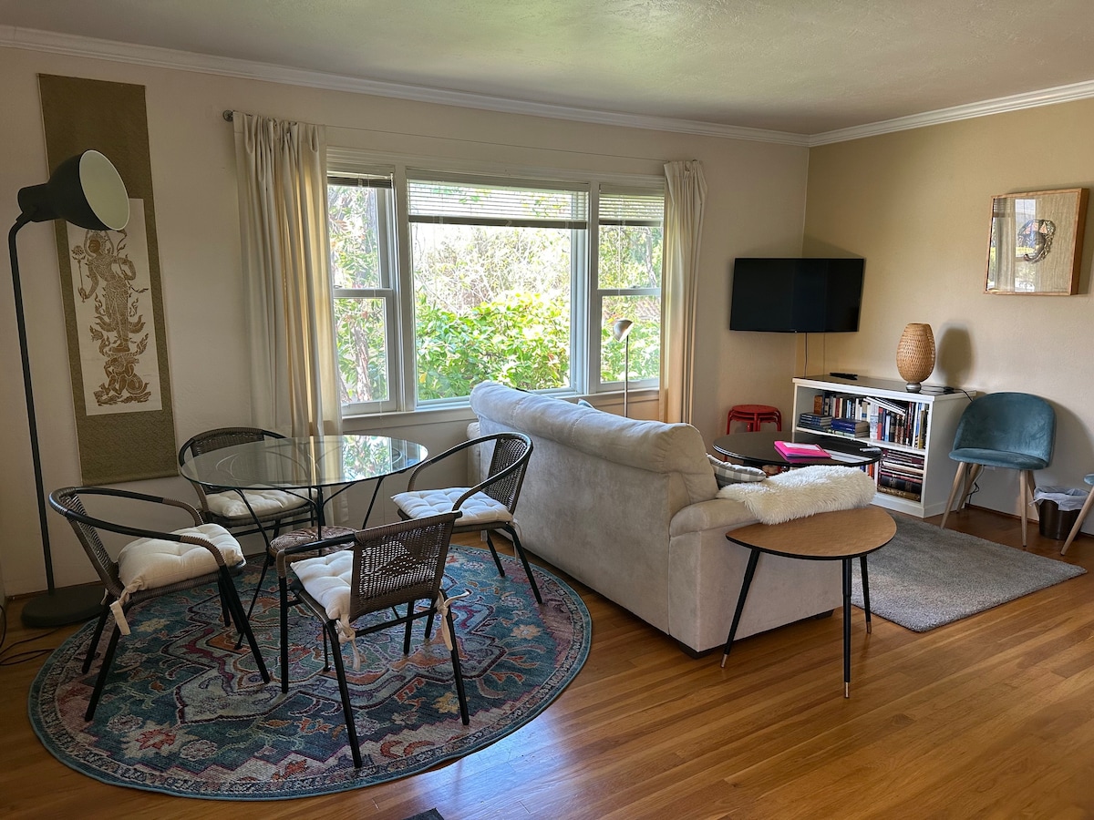 vintage50s bungalow/goldenoak floors/sweet garden