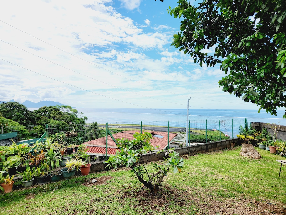 Cute house w/ view, Close to airport and downtown