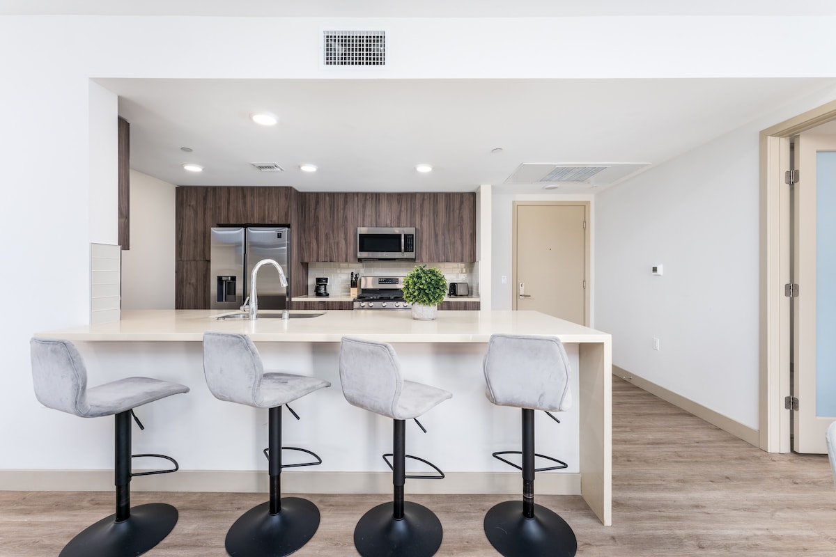 圣莫尼卡ADJ设计师3间卧室+停车位+最佳区域！