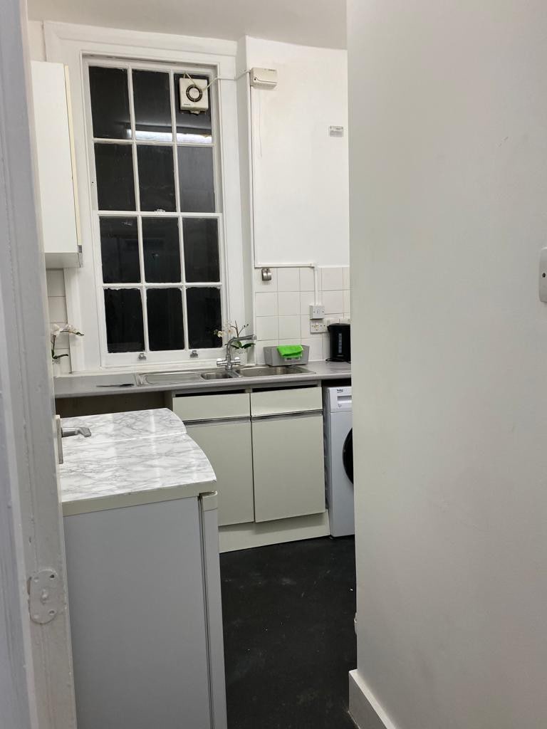 6 Bedroom House in Camden Town - up to 15 (C10)