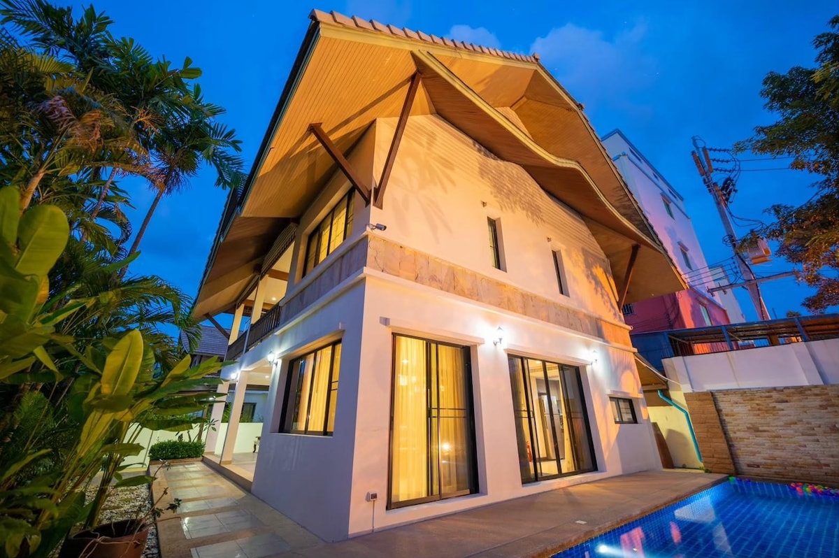 Center Pattaya 3BR Pool Villa