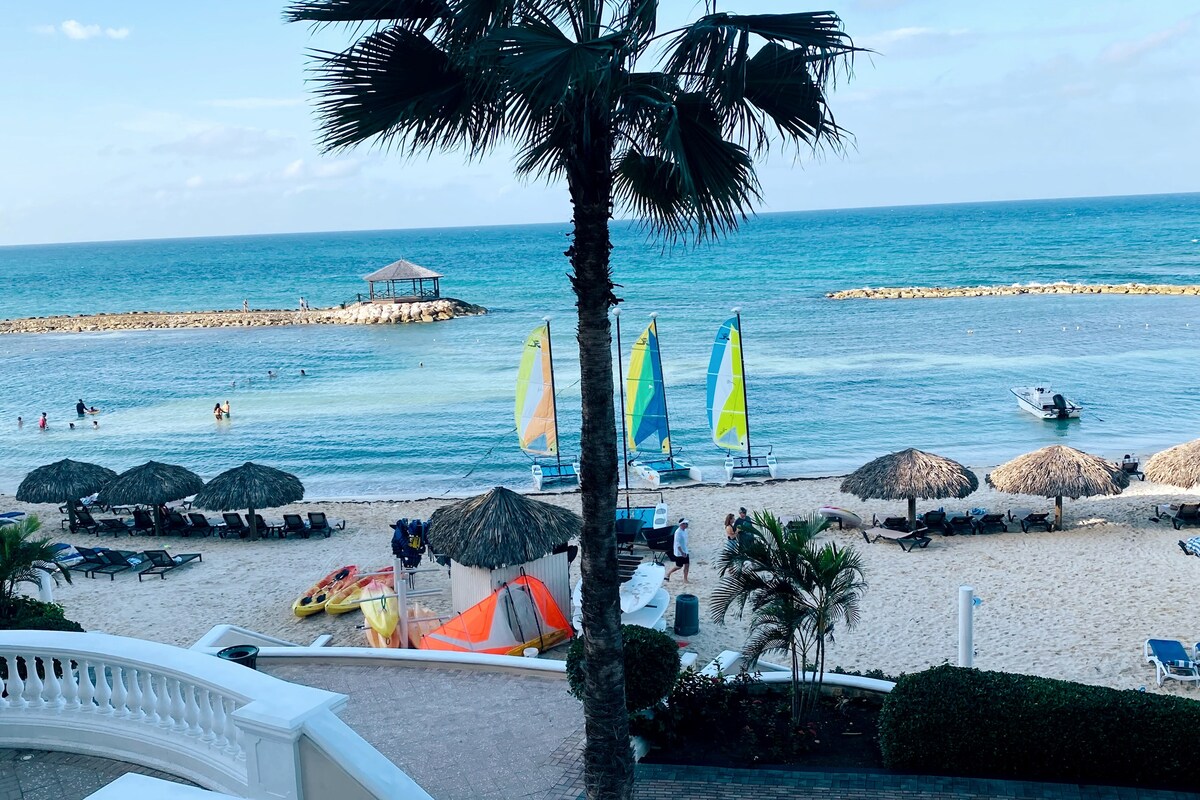 Beachfront Luxury Condo | Pool | Entertainment