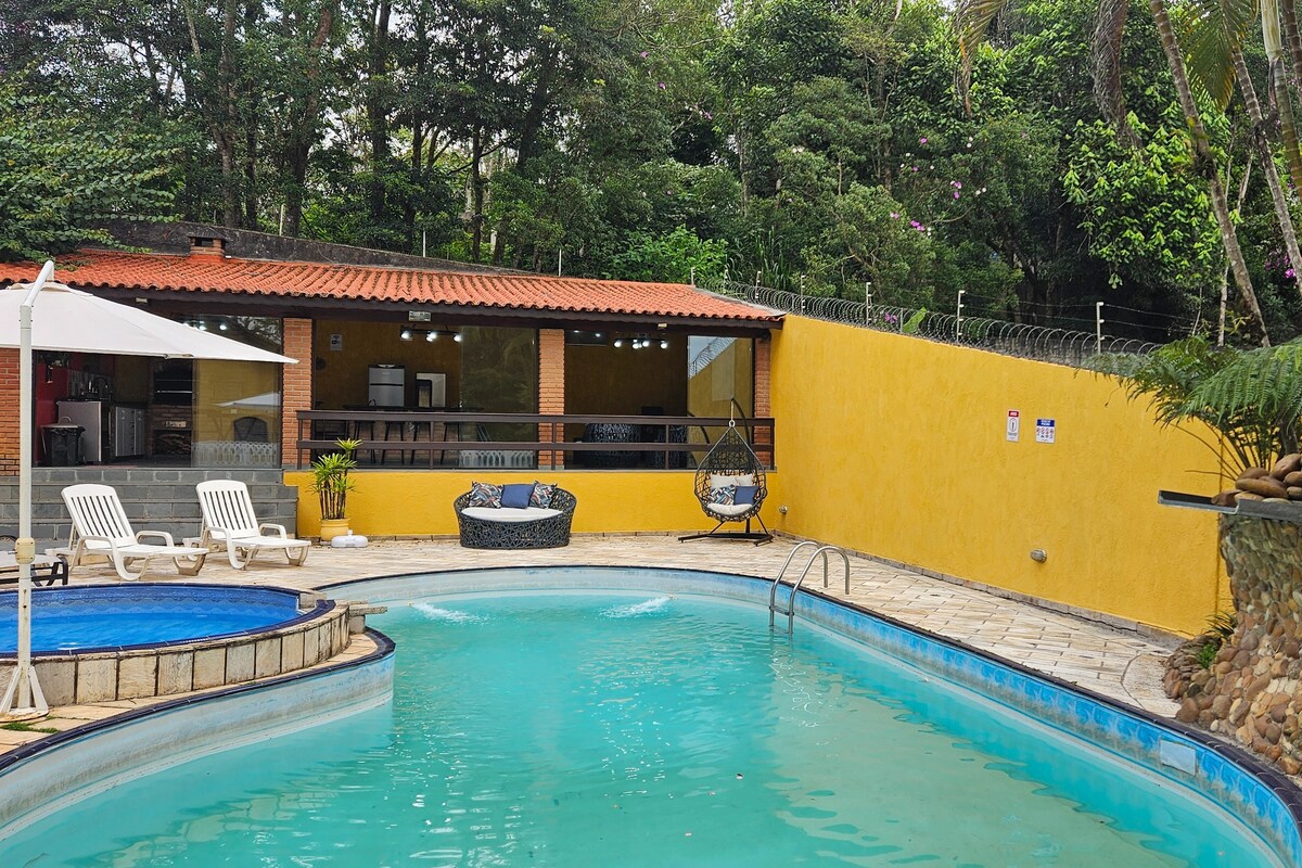 Chácara em Ribeirão Pires com piscina e lareira