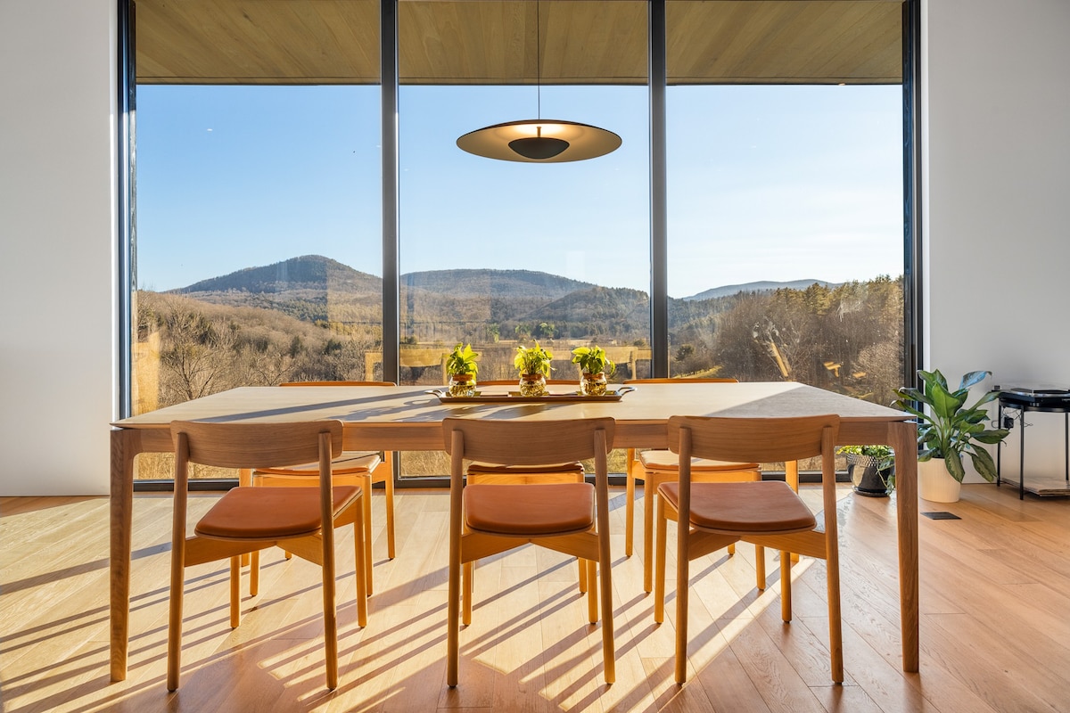 Luxurious mountain home near Woodstock on 22 acres