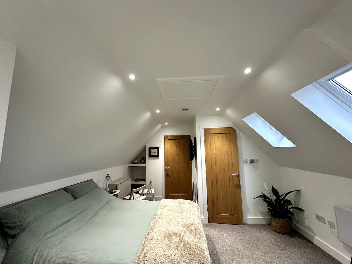 The Loft - Self contained own room with en-suite