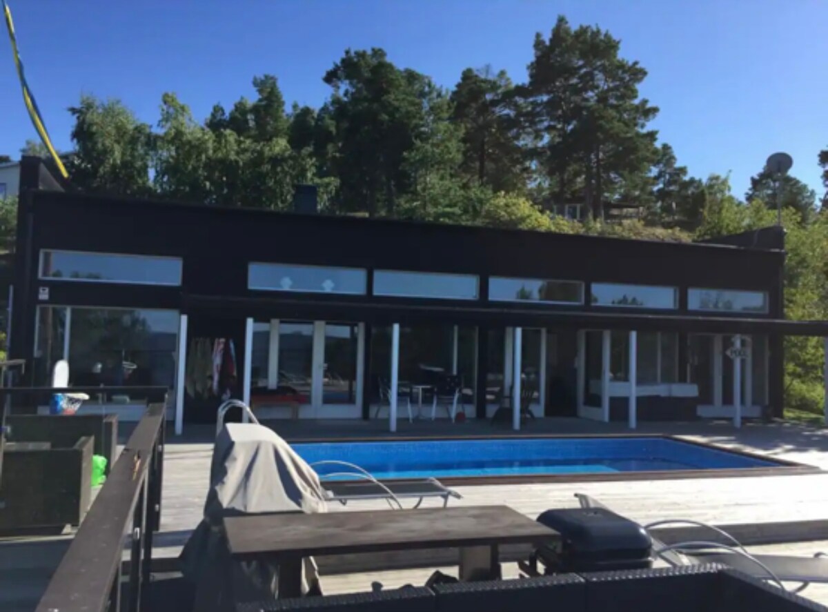 Pool och sjöläge 1h från Sthlm