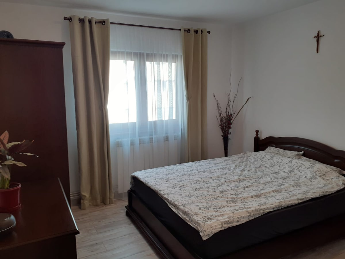 Apartament cu 3 Camere și Balcon