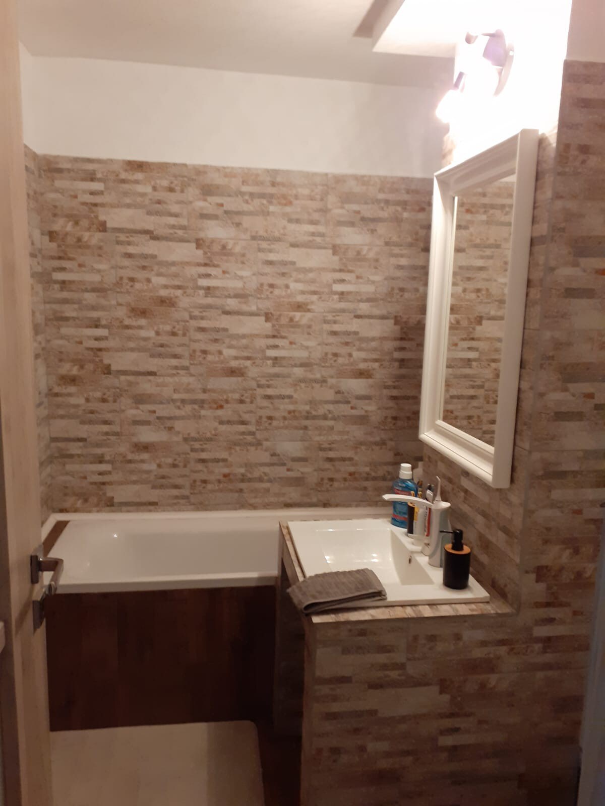 Apartament cu 3 Camere și Balcon