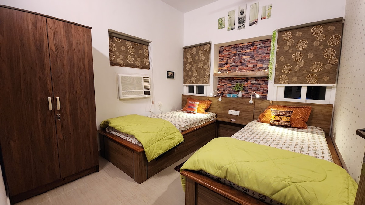 Luxurious Twin Apartment floor Near Assi Ghat-BHU!