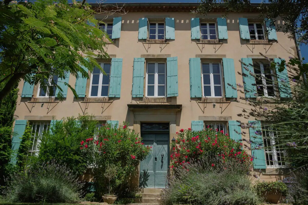 Chambre Nounou with hot tub and swimming pool