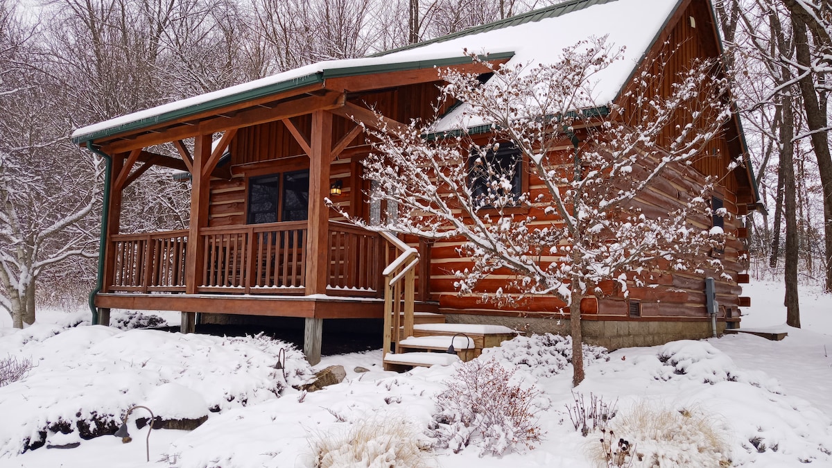 Romantic cabin w/ tub, fireplace