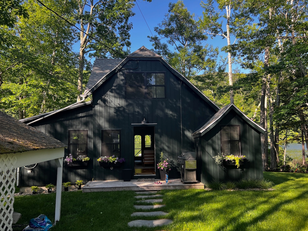 Lake Escape Cottage in Camden