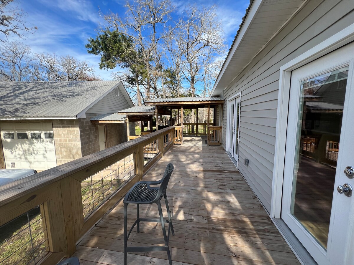 Round Top-Carmine-Burton- Area 3/3 Country Home