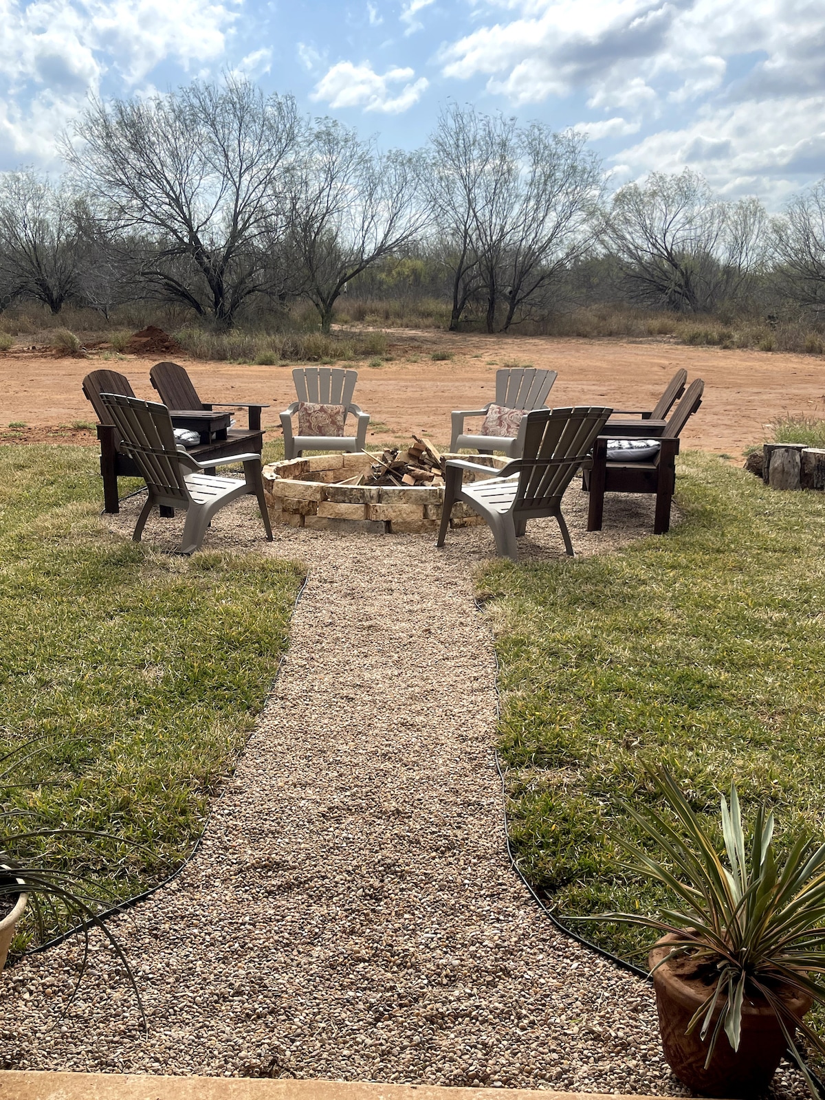 Luxury Camper on 60 Acre Ranch with a Fishing Pond