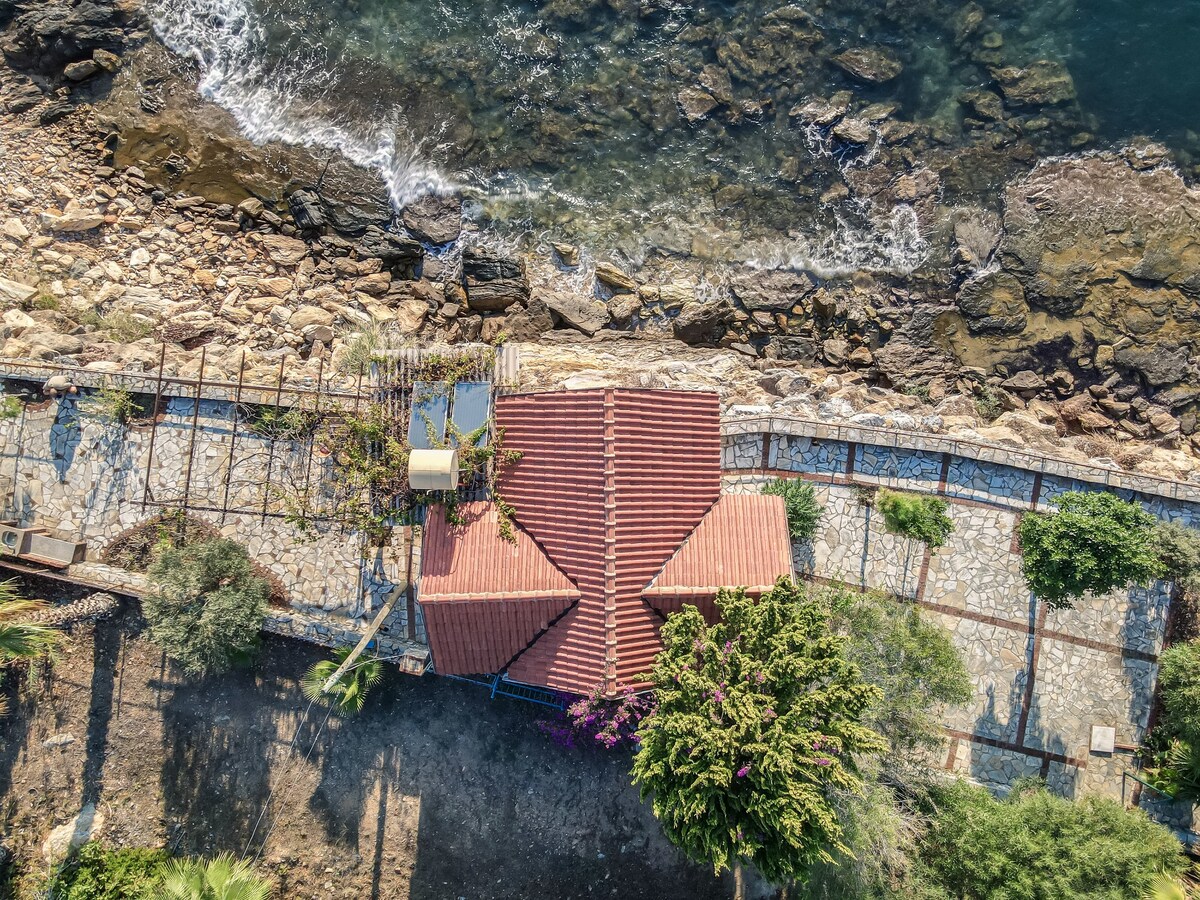 Seafront | Isolated Unique House