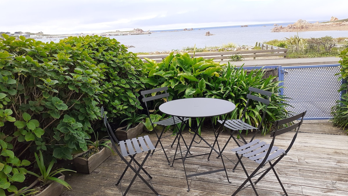 Un vrai paradis avec terrasse face à la mer.