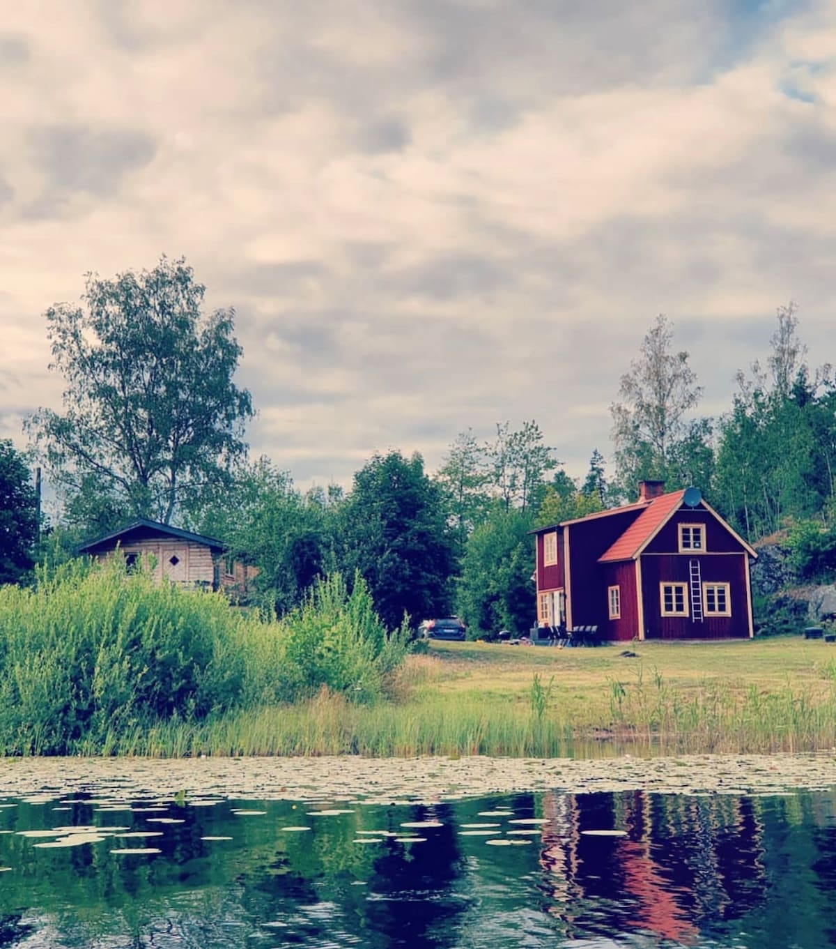 Semesterhus med eget tjärn.