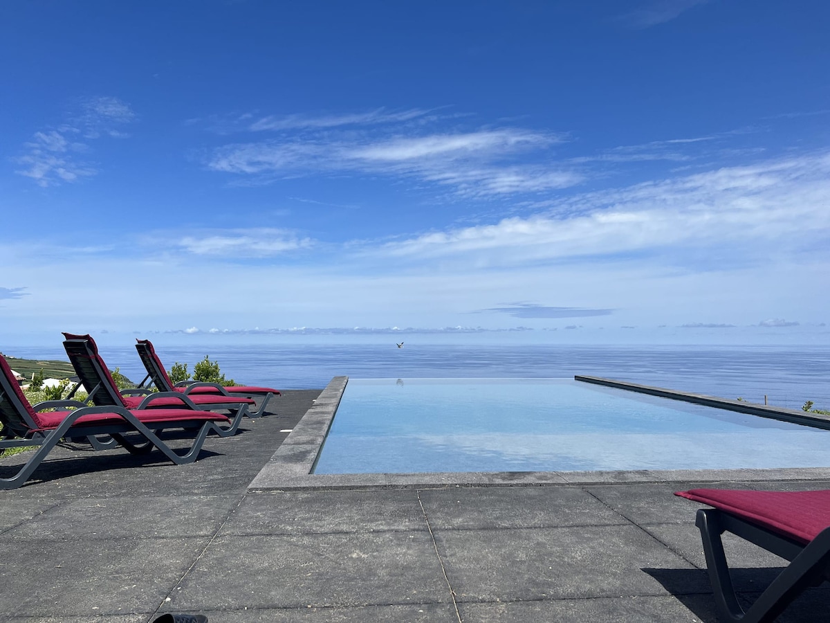 2 BR/ W/AC/Incredible Infinity Pool & Ocean Views