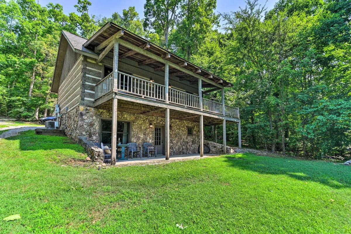 Cozy Roughriver Lakefront Cabin