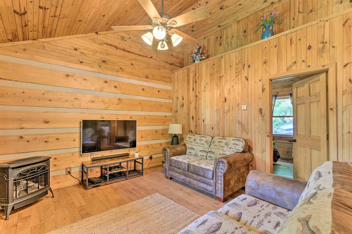 Cozy Roughriver Lakefront Cabin