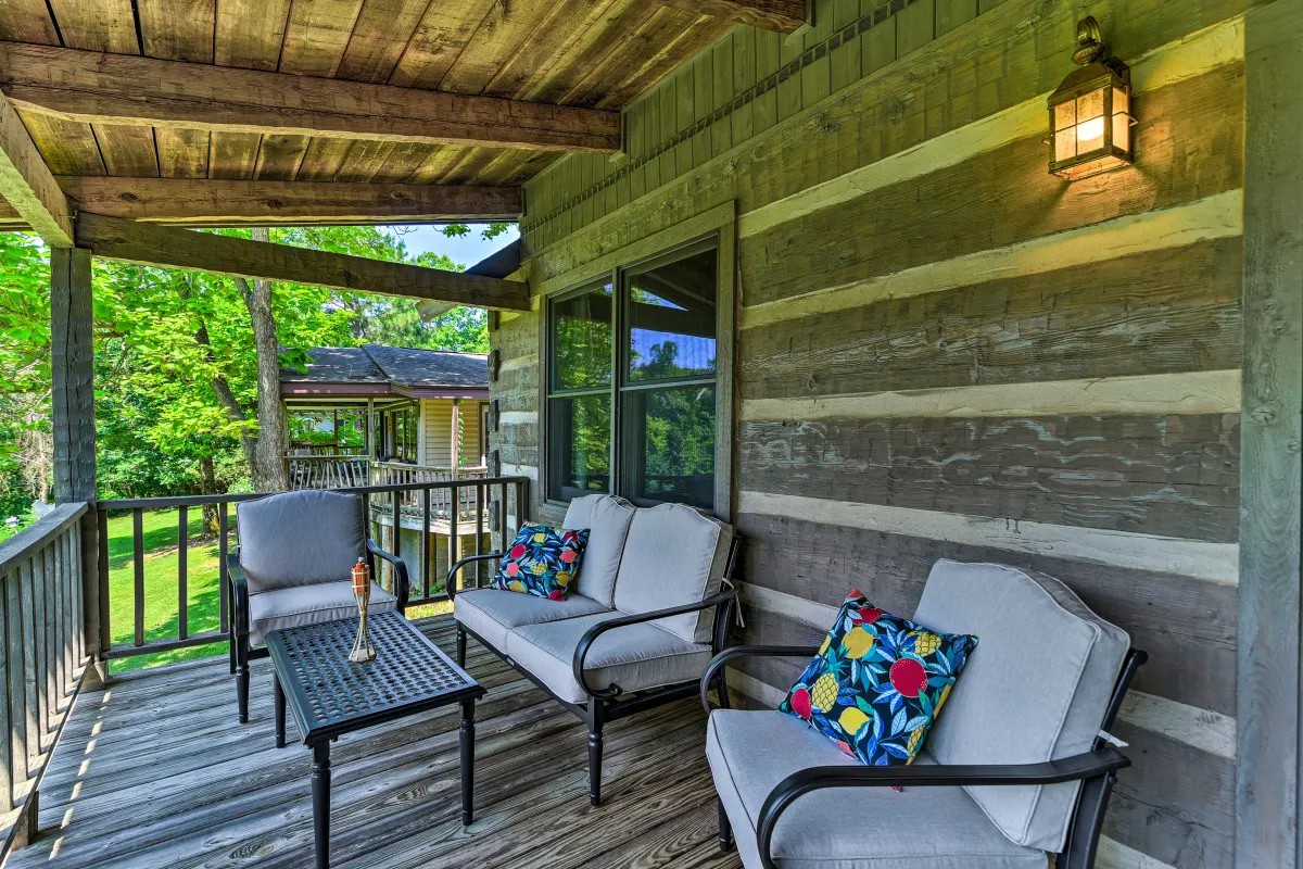 Cozy Roughriver Lakefront Cabin