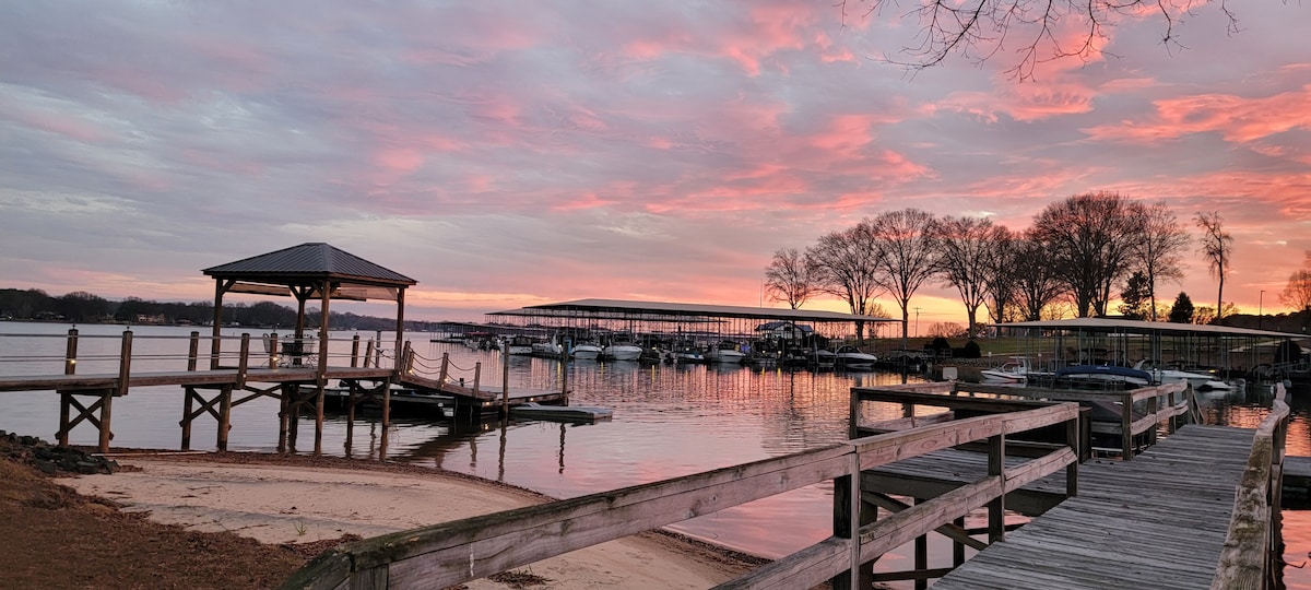 Surfside Shores on LKN - Lakefront w/Natural Beach