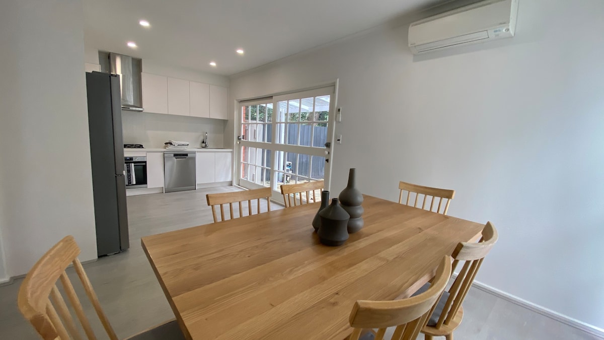 Elegant 2-bedroom House in Prahran w/ Parking!