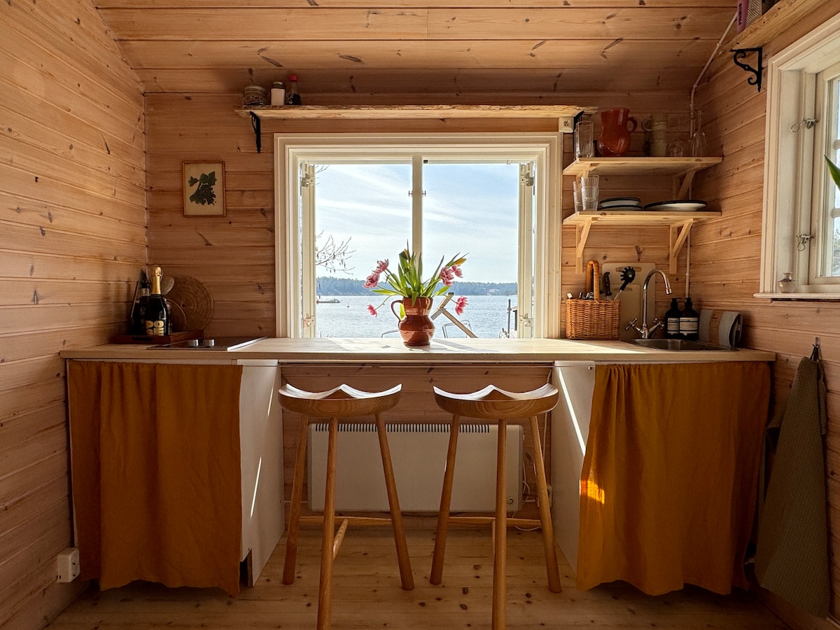 Unikt strandhus i soligt läge med bastu