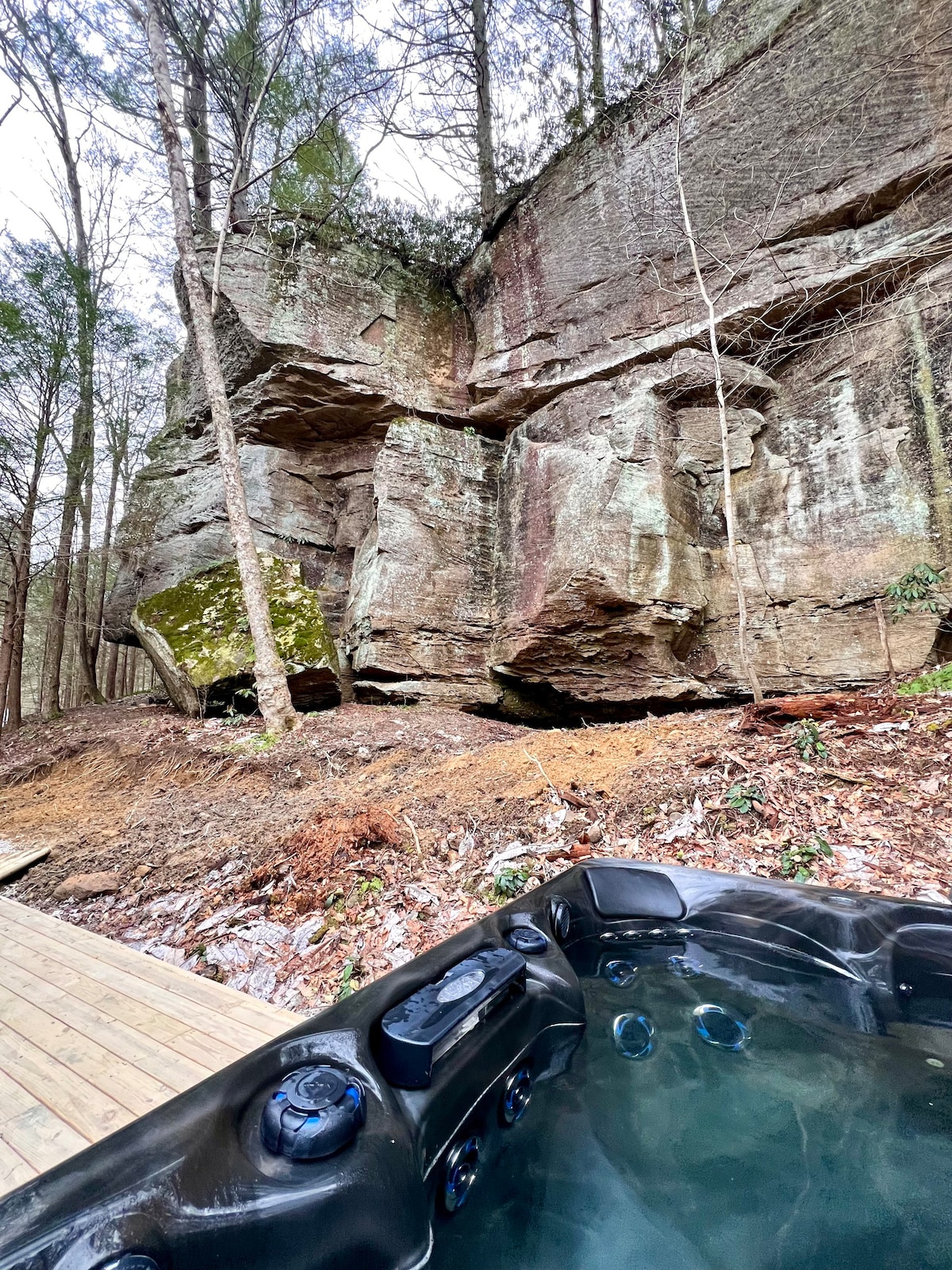 “Climber's Den” Rare Cliffside Stay w/ HotTub RRG