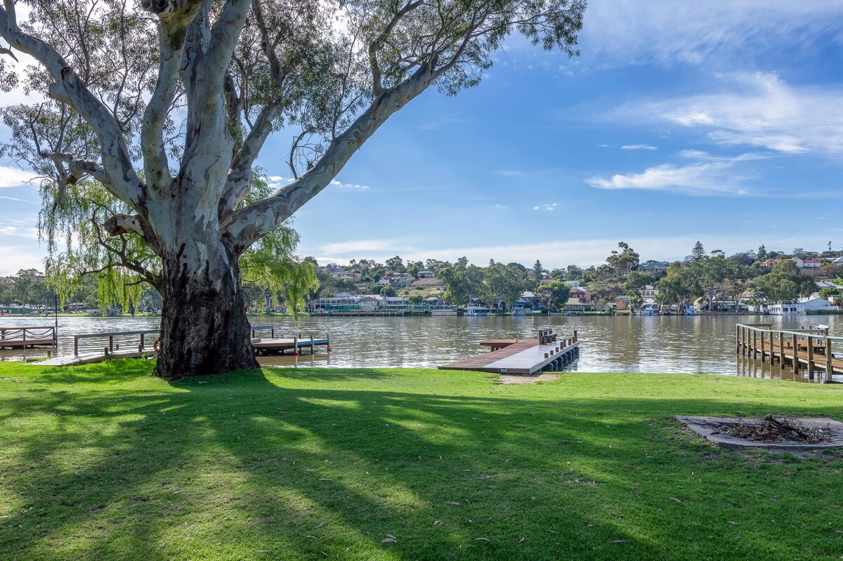 11 From The Left - Mannum