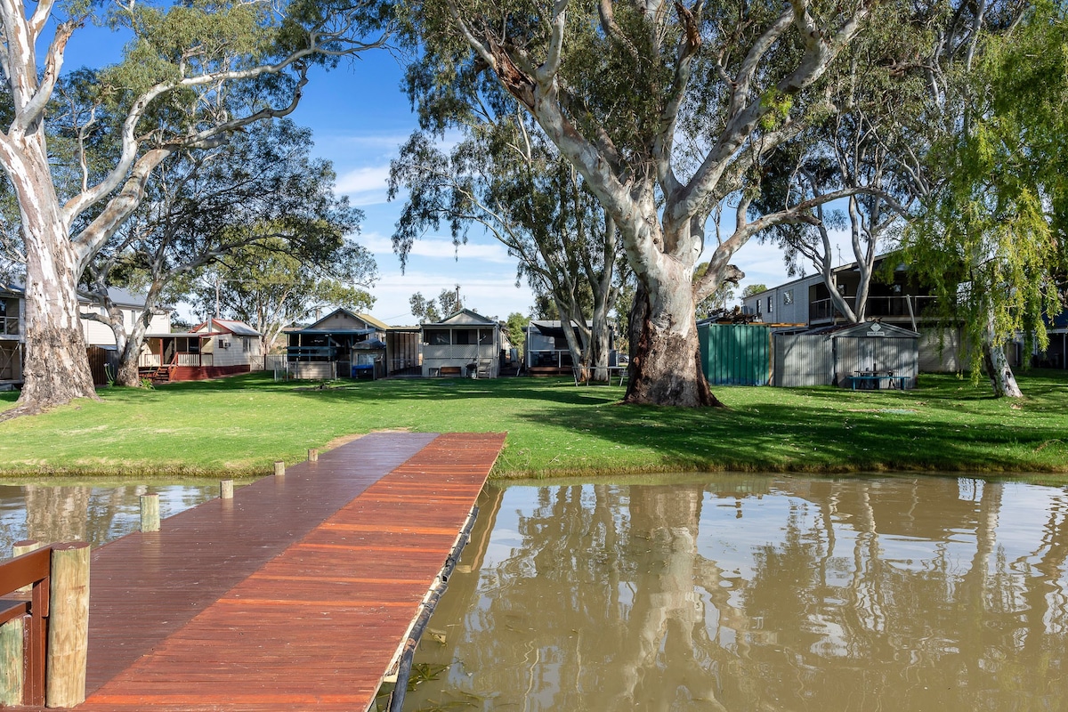 11 From The Left - Mannum