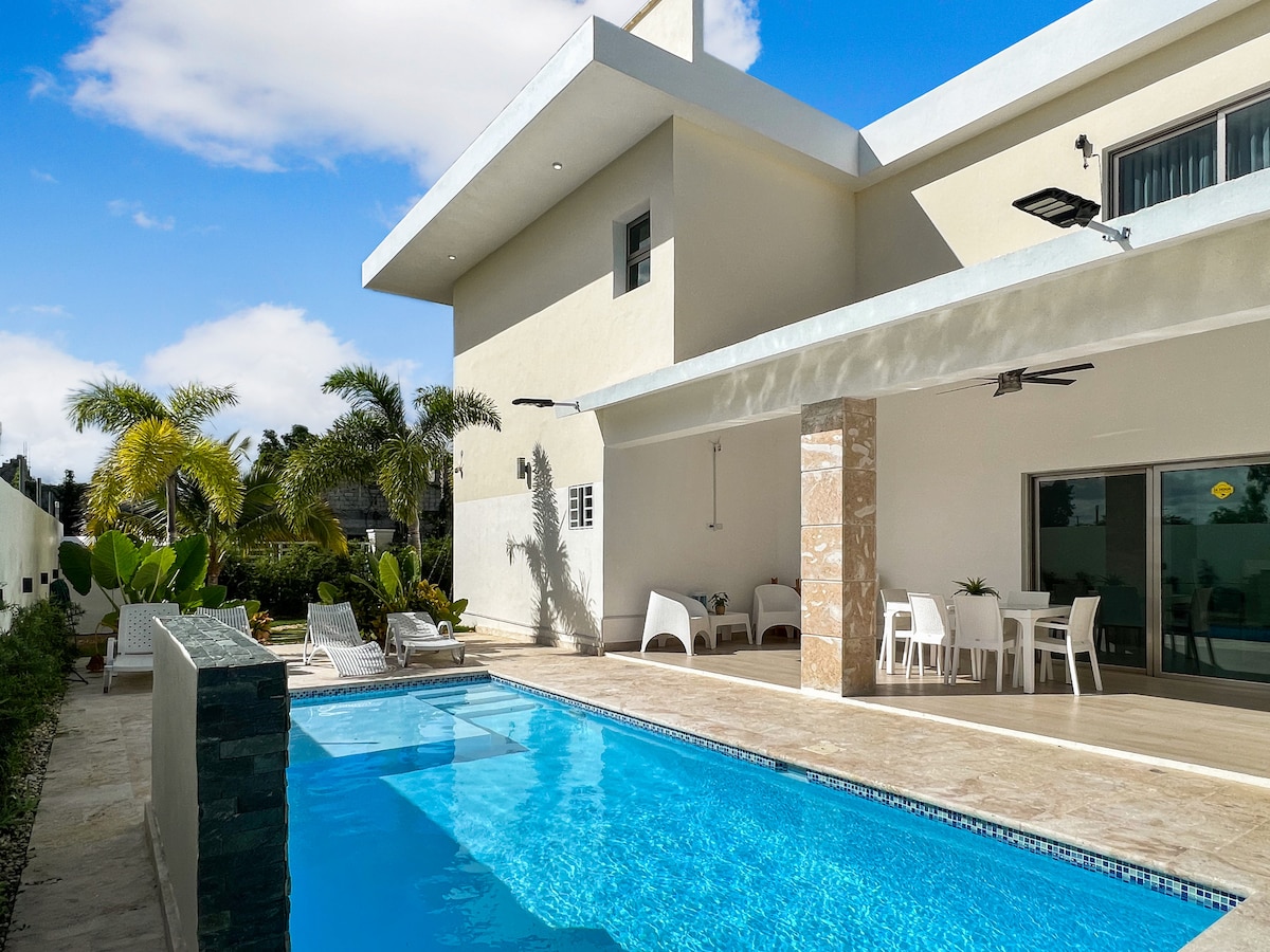 Luxury 4BR Villa with Pool & BBQ near Coco Bongo