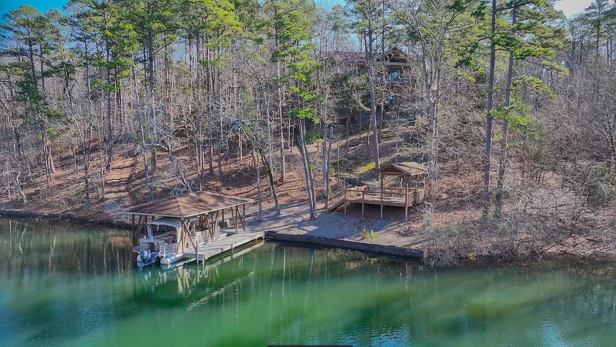 Lakefront Estate - Pvt. Dock, Hot Tub, Media Room