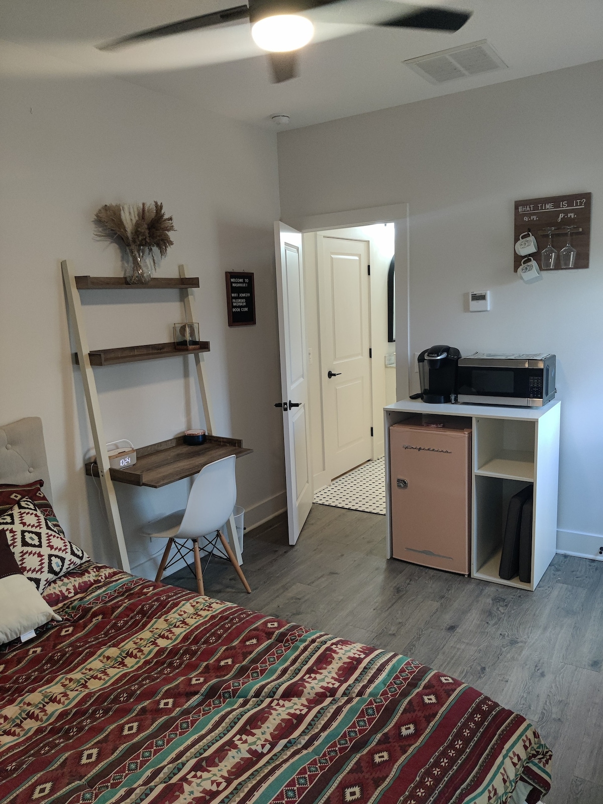 Cozy 1 bath/1 bed retreat. 15 min from Downtown!